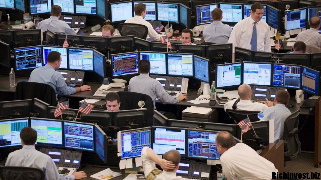 Equity traders with Knight Capital Group follow stock prices on computer screen following the open of trading on Wednesday, Jan. 20, 2008 in Jersey City, N.J. The Federal Reserve is likely to follow its bold action last week to battle an economic downturn with further interest rate reductions, although analysts are split on just what size the future cuts will be. (AP Photo/Mark Lennihan)